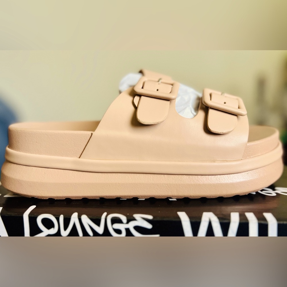 NEW- Wild Diva Lounge Sandals Size 8 Tan